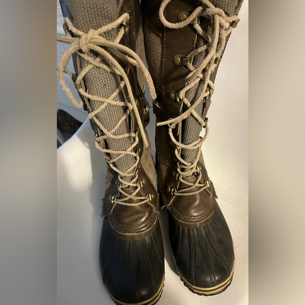 Sorel Carly duck boot. Size 10. I am a 9 and with a warm sock they are perfect.